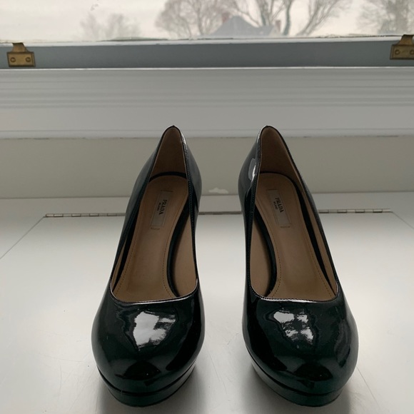 Prada patent leather pumps. Size: 37 1/2 - Picture 2 of 6